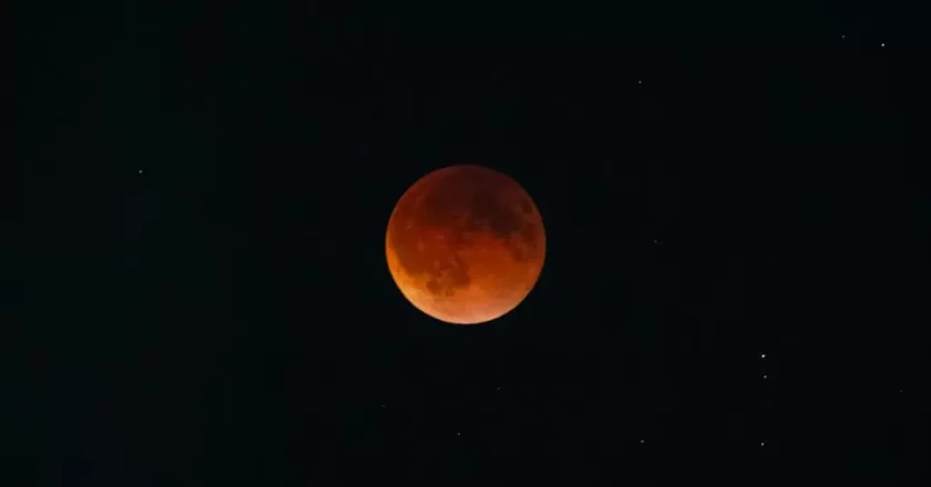Eclipse lunar pinta de rojo el cielo de Hermosillo