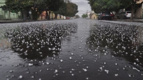 Nogales enfrenta caos vial tras intensa tormenta de lluvia y granizo
