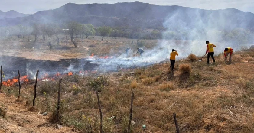 Atienden incendio de maleza en zona rural de Empalme